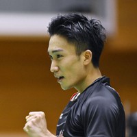 バドミントンの全日本総合選手権男子シングルスで3連覇を果たし、ガッツポーズする桃田賢斗選手。新型コロナウイルスの収束が見通せない中で近づく東京五輪に向けては複雑な思いを口にした＝東京・町田市立総合体育館で2020年12月27日（代表撮影）