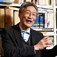 コロナ禍と中国について語る岡本隆司・京都府立大教授＝京都市左京区で2020年12月21日、山崎一輝撮影