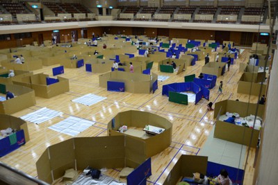 九州豪雨被災時、感染防止対策で間隔が保たれた八代市総合体育館の避難所＝熊本県八代市で2020年7月7日午後4時40分、井上元宏撮影