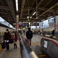 新型コロナウイルスの影響で例年より利用客が減少したJR名古屋駅の東海道新幹線ホーム＝名古屋市中村区で2021年1月3日午後4時28分、高井瞳撮影