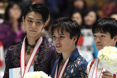 メダルをかけて記念撮影に応じる男子シングルで１位の宇野昌磨（中央）、羽生結弦（左）、鍵山優真＝東京・国立代々木競技場で２０１９年１２月２２日、竹内紀臣撮影