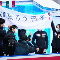 【世界フィギュアスケート国別対抗戦第1日】開会式に登場した木原龍一（左端）、羽生結弦（左から2人目）、三浦璃来（右端）ら日本チーム＝丸善インテックアリーナ大阪で2021年4月15日（代表撮影）