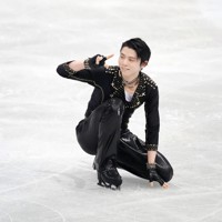 男子SPの演技を終え、日本チームに向かって笑顔でポーズをとる羽生結弦＝丸善インテックアリーナ大阪で2021年4月15日（代表撮影）