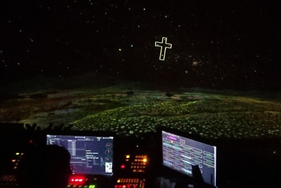 プラネタリウムで再現した約5000年前の福島県郡山市の夜空。地平線近くに南十字星（十字型に囲われた四つの星）が見える＝郡山市ふれあい科学館で2021年4月8日、西川拓撮影