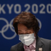 記者会見に臨む東京五輪・パラリンピック大会組織委員会の橋本聖子会長＝東京都江東区で2021年7月22日午前11時47分、久保玲撮影