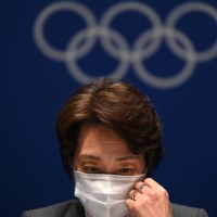 記者会見に臨む東京五輪・パラリンピック大会組織委員会の橋本聖子会長＝東京都江東区で2021年7月22日午前11時48分、久保玲撮影