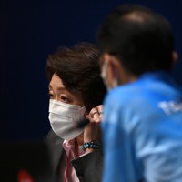 記者会見で質問内容を確認する東京五輪・パラリンピック大会組織委員会の橋本聖子会長（左）＝東京都江東区で2021年7月22日午後0時7分、久保玲撮影