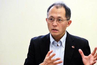 川崎哲氏＝須藤孝撮影