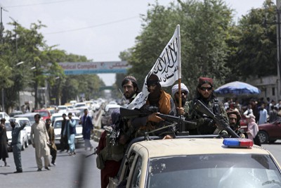 アフガニスタンの首都カブールをパトロールするタリバンの戦闘員たち＝2021年8月19日、AP