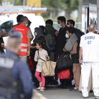 本国からフランスに避難してきたアフガン市民ら＝フランス東部ストラスブールで26日、AP