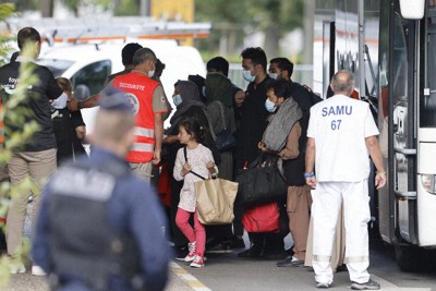 本国からフランスに避難してきたアフガン市民ら＝フランス東部ストラスブールで26日、AP