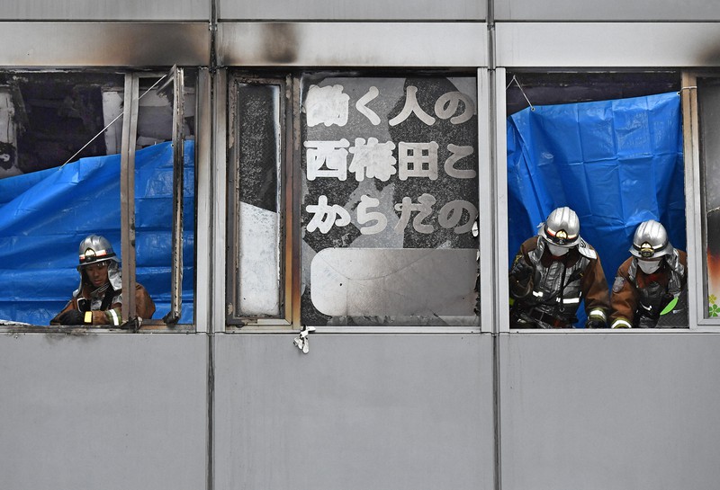 火災があった雑居ビルで活動する消防隊員たち＝大阪市北区で2021年12月17日午後1時46分、山田尚弘撮影