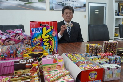 フルタ製菓の製品を前に、ハイエイトチョコの歴史などを語ってくれた塩谷雄さん＝大阪市生野区で2021年11月30日午後2時51分、水津聡子撮影