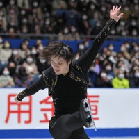 フィギュアスケートのNHK杯男子フリーで演技する宇野昌磨。ダイナミックな演技のカギは足元にある＝東京・国立代々木競技場で2021年11月13日、手塚耕一郎撮影