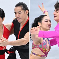 アイスダンスで一つの五輪代表枠を巡り、一騎打ちが予想される（左）村元哉中・高橋大輔組と、（右）小松原美里・小松原尊組＝いずれもさいたまスーパーアリーナで2021年12月22日、手塚耕一郎撮影