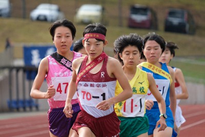 全国高校駅伝の京都府予選で力走する立命館宇治の村松結（先頭）＝京都府京丹波町で2021年11月7日午前9時43分、千金良航太郎撮影