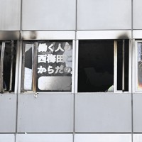 放火殺人事件が起きた雑居ビル4階のクリニックで消火活動を行う消防隊員＝大阪市北区で2021年12月17日午前11時34分、藤井達也撮影