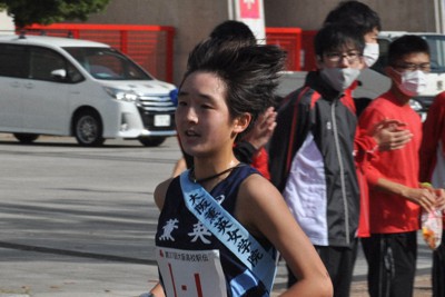 全国高校駅伝の大阪府予選で力走する大阪薫英女学院の水本佳菜＝大阪市で2021年11月6日午前10時19分、荻野公一撮影