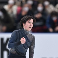 男子ショートプログラムで、会心の演技に拳を握る宇野昌磨＝さいたまスーパーアリーナで2021年12月24日、手塚耕一郎撮影