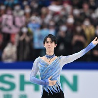 男子ショートプログラムの演技を終え、観客の拍手に応える羽生結弦＝さいたまスーパーアリーナで2021年12月24日、手塚耕一郎撮影