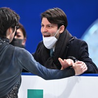 男子ショートプログラムで演技を前に、宇野昌磨（左）にげきを飛ばすステファン・ランビエールコーチ＝さいたまスーパーアリーナで2021年12月24日、手塚耕一郎撮影