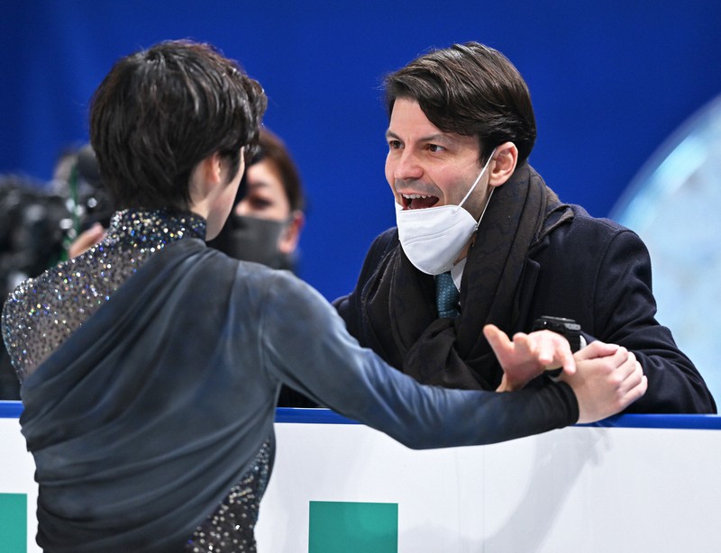 男子ショートプログラムで演技を前に、宇野昌磨（左）にげきを飛ばすステファン・ランビエールコーチ＝さいたまスーパーアリーナで2021年12月24日、手塚耕一郎撮影