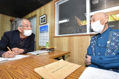 石田穣一さん（右）が旧制高校生だった1946年に書いた「原子爆弾被害状況調査」について、執筆状況を質問する森口貢さん＝那覇市で2021年11月11日午前10時20分、今野悠貴撮影