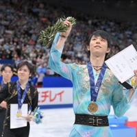 男子シングルの表彰式でメダルを胸にリンクを1周する（右から）優勝した羽生結弦、2位の宇野昌磨、3位の鍵山優真＝さいたまスーパーアリーナで2021年12月26日、手塚耕一郎撮影