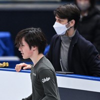 全日本フィギュア公式練習に臨む宇野昌磨（手前）とステファン・ランビエルコーチ＝さいたまスーパーアリーナで２０２１年１２月２２日、手塚耕一郎撮影