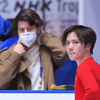 GPシリーズNHK杯の公式練習に臨む宇野昌磨（右）と、ステファン・ランビエルコーチ＝東京・国立代々木競技場で２０２１年１１月１１日、手塚耕一郎撮影