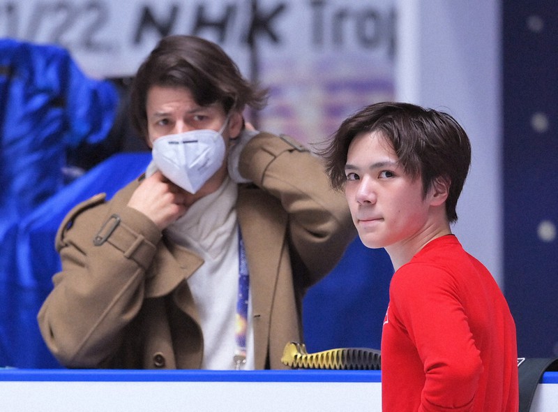 GPシリーズNHK杯の公式練習に臨む宇野昌磨（右）と、ステファン・ランビエルコーチ＝東京・国立代々木競技場で２０２１年１１月１１日、手塚耕一郎撮影