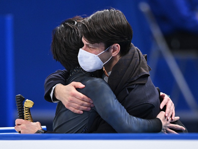 全日本選手権でSP演技を終えた宇野昌磨を迎えて抱き合うステファン・ランビエルコーチ（右）＝さいたまスーパーアリーナで2021年12月24日、手塚耕一郎撮影