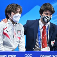 男子フリーの演技を終え、得点を待つ宇野昌磨（左）と、ステファン・ランビエールコーチ＝北京・首都体育館で2022年2月10日、手塚耕一郎撮影