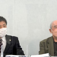 クリニック放火殺人事件の遺族らへの補償の拡充を求める「犯罪被害補償を求める会」副理事長の奥村昌裕弁護士（左）ら＝大阪市内で2022年2月14日午後3時21分、芝村侑美撮影