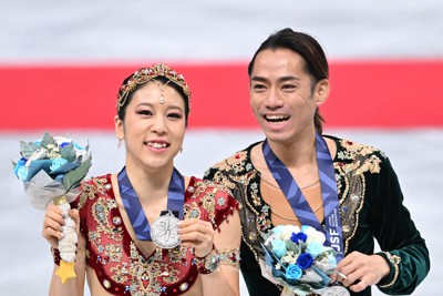 全日本選手権アイスダンスの表彰式で銀メダルを手に笑顔を見せる村元哉中（左）、高橋大輔組＝さいたまスーパーアリーナで2021年12月25日、手塚耕一郎撮影