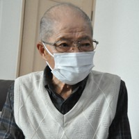 被爆者健康手帳を手にした心境を話す角舛五男さん＝広島市安佐北区で2022年4月1日午後3時29分、中村清雅撮影