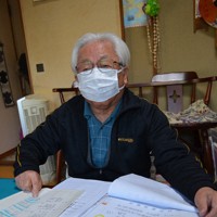 長崎の原爆被害者を線引きする地図を広げ、思いを語る上戸大典さん＝2022年4月3日午前10時2分、樋口岳大撮影