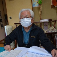 長崎の原爆被害者を線引きする地図を広げ、思いを語る上戸さん