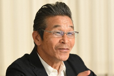 ゼネラルマネジャーの仕事は「高校野球の監督と同じ」と語る間寛平GM＝大阪市中央区で2022年4月11日、北村隆夫撮影