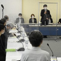 ウクライナ情勢などを踏まえ、委員から強い危機感が示された起草委員会＝長崎市平野町の原爆資料館で2022年5月7日午前10時ごろ、高橋広之撮影