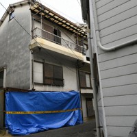 死亡した谷本盛雄容疑者が事件当日まで一人で暮らしていた3階建ての民家。かつて妻子とも暮らしたマイホームで事件の準備を進めていたとされる＝大阪市西淀川区で2021年12月22日、藤井達也撮影