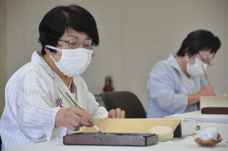 原爆死没者名簿に記帳する中本信子さん（左）と池亀和子さん＝広島市中区の広島市役所で2022年6月1日午前10時5分、中村清雅撮影