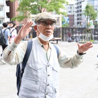 修学旅行生を案内する森口貢さん＝長崎市で2022年5月31日午後2時55分、高橋広之撮影