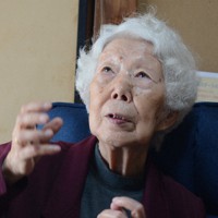 原爆に遭った時の様子を語る嶋田さん