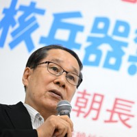 「核兵器禁止条約の会・長崎」の結成集会で、長崎大教授と対談する朝長万左男さん＝長崎市で2022年5月28日、徳野仁子撮影