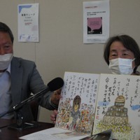 自作の絵について説明する原爆小頭症患者の川下ヒロエさん（右）。隣はきのこ会の長岡義夫会長＝広島市中区で2022年6月15日午前11時17分、田中博子撮影