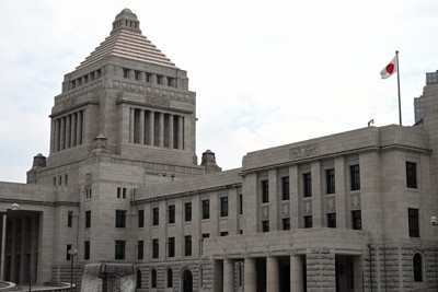 国会議事堂＝東京都千代田区で2022年6月22日午後1時7分、竹内幹撮影