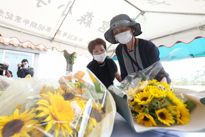 宮森小に米軍ジェット機が墜落した事故から63年を迎え、慰霊祭で献花する参列者＝沖縄県うるま市で2022年6月30日午前10時7分、喜屋武真之介撮影