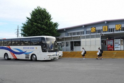 JR余目駅前から代行バスで通学する高校生＝山形県庄内町で2022年6月14日午前6時55分、長南里香撮影