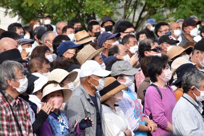 候補者の演説に耳を傾ける有権者＝青森県鰺ケ沢町で6月、江沢雄志撮影